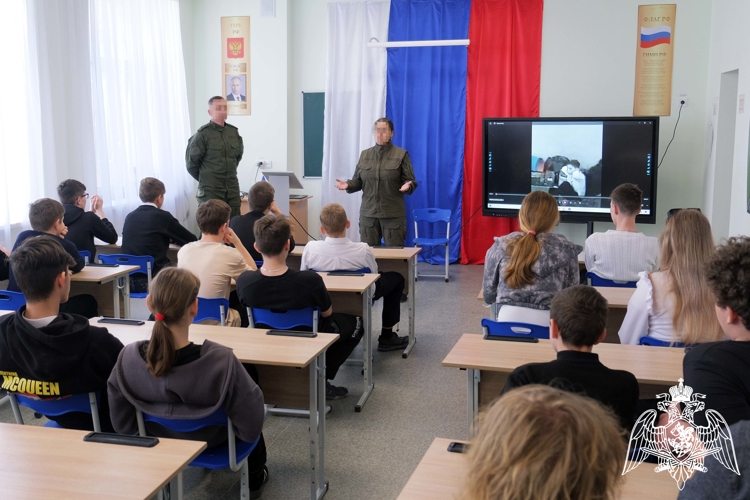 Росгвардейцы провели антитеррористические уроки для старшеклассников в Херсонской области