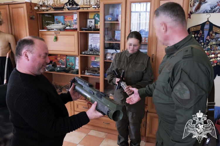 В Херсонской области росгвардейцы передали в дар музею «Таврида» экспонат