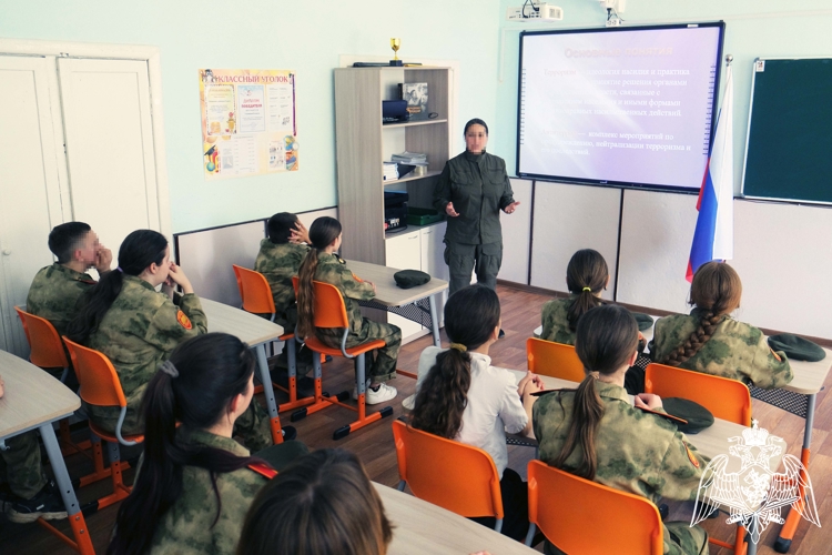 Росгвардейцы провели антитеррористические уроки для старшеклассников в Херсонской области