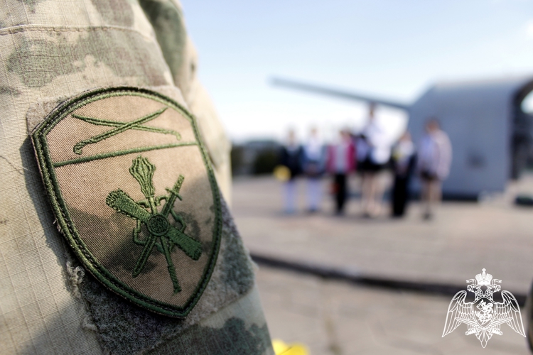 В Херсонской области росгвардейцы почтили память героев освобождения Арабатской стрелки