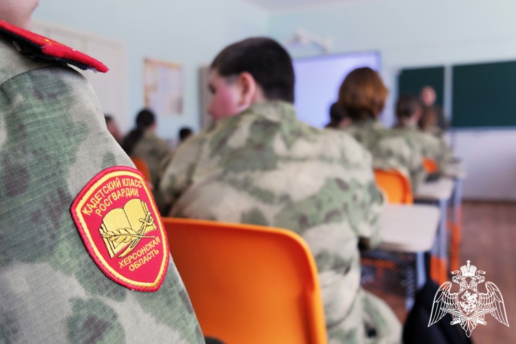 Росгвардейцы провели антитеррористические уроки для старшеклассников в Херсонской области