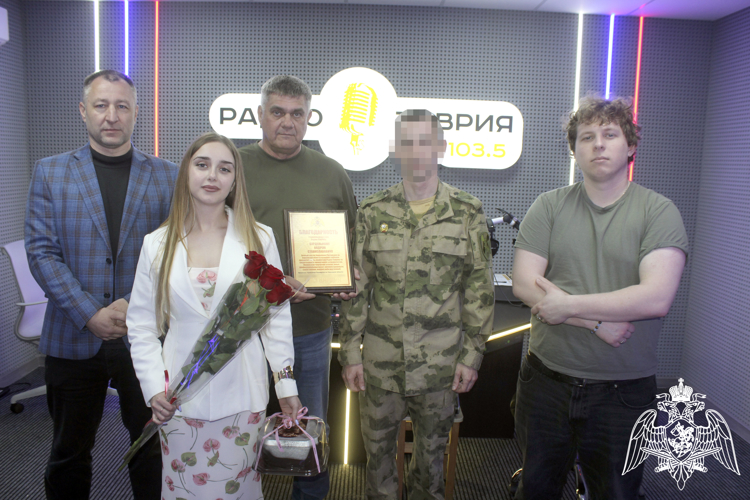 В Херсонской области росгвардейцы поздравили коллектив ТРК «Таврия» с Днем радио