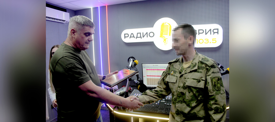 В Херсонской области росгвардейцы поздравили коллектив ТРК «Таврия» с Днем радио