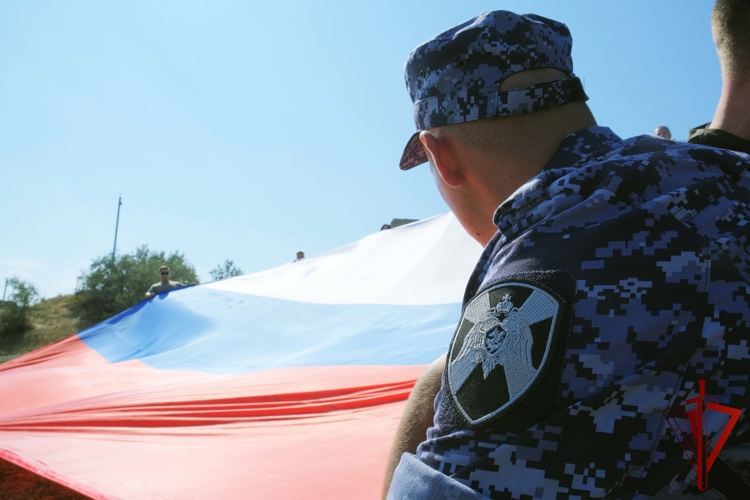 В Херсонской области росгвардейцы приняли участие в молодежном флешмобе
