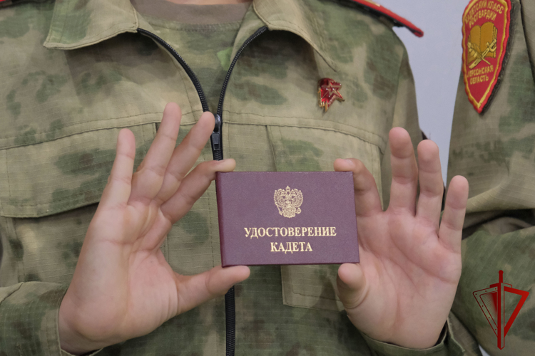 В Херсонской области росгвардейцы вручили удостоверения кадета воспитанникам подшефного класса
